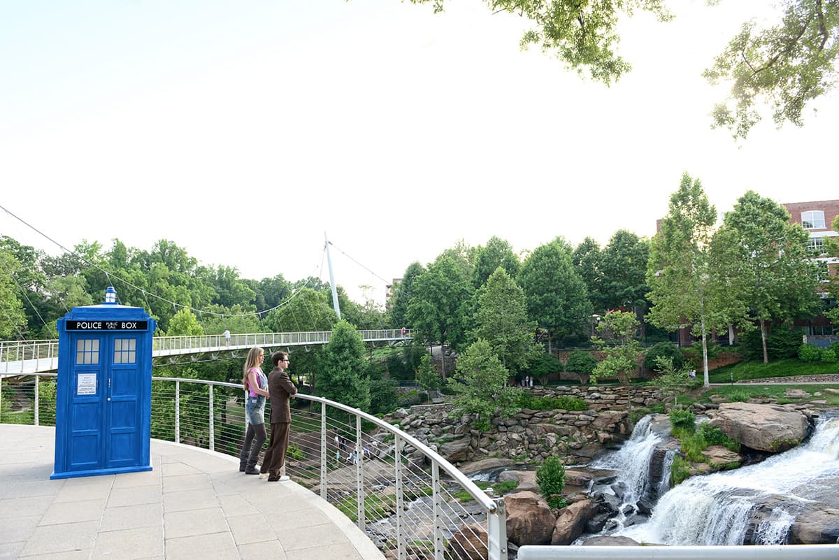 Engagement picturse with a Tardis at the Doctor and Rose | Doctor Who TV show engagement pictures theme